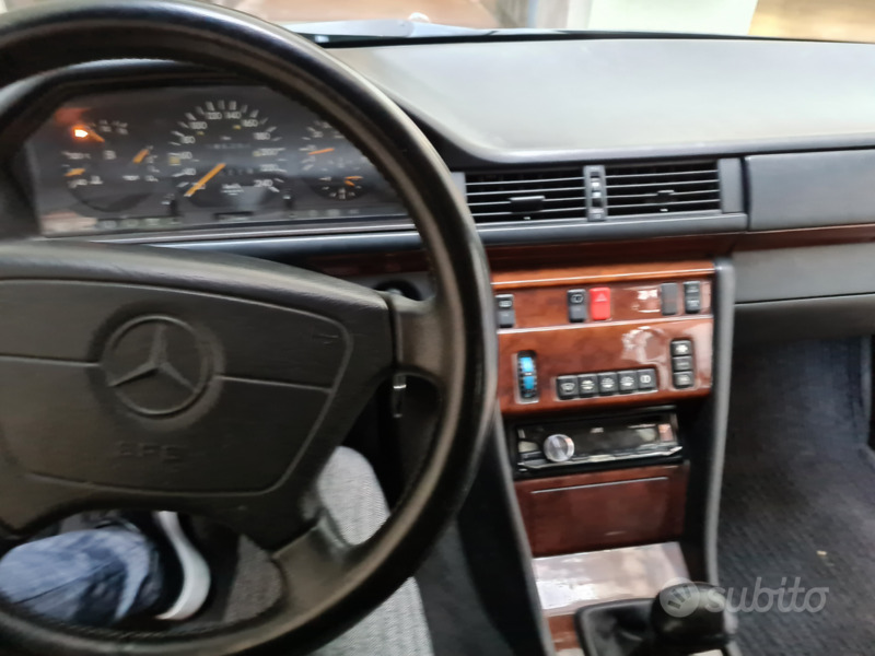 Usato 1996 Mercedes E200 Benzin (13.900 €)