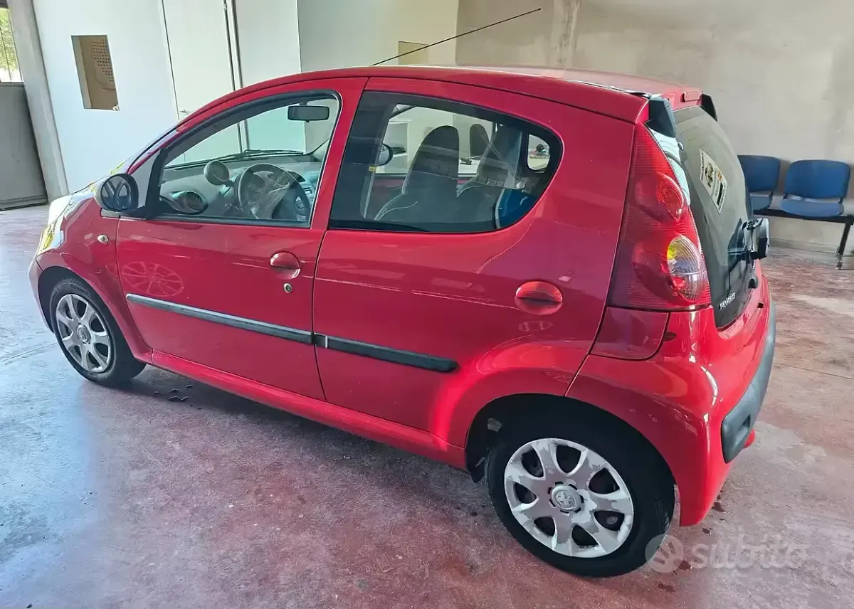 Usata Peugeot 107 Access 68 CV (50 kW) 2011 Rosso Utilitaria