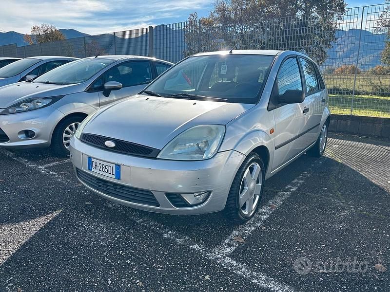 Grigio Usata 2003 Ford Fiesta Tre volumi | 2900 € (Molto cara) - Immagine 1/4
