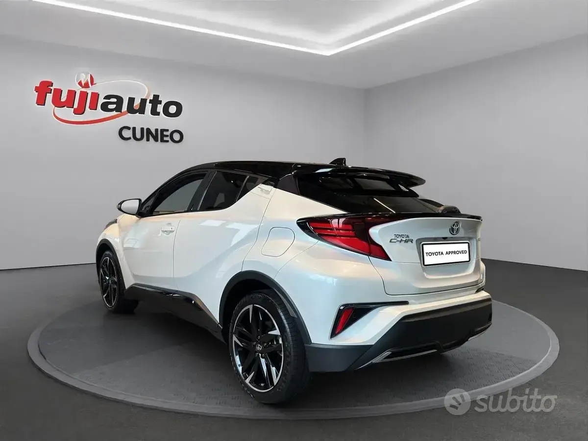 Usata Toyota C-HR Sport 184 CV (135 kW) 2022 Pearl white & black SUV