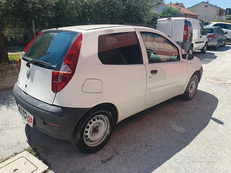 Usata Fiat Punto Active 70 CV (51 kW) 2005 Bianco Utilitaria