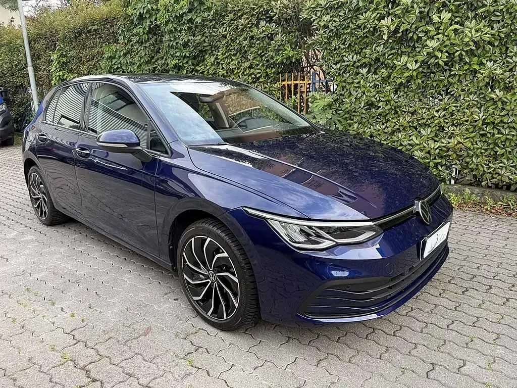 Usata VW Golf VIII Life 131 CV (96 kW) 2023 Blu / metallizzato Utilitaria