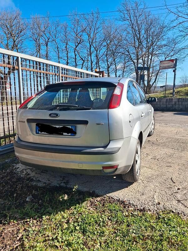 Usado Ford Focus 116 HP (85 kW) 2006 Cinzento Sedan