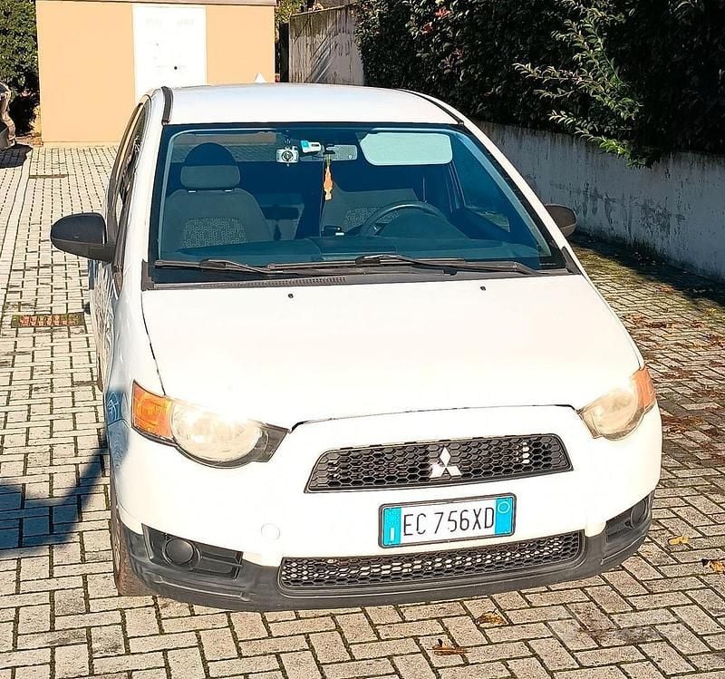 Bianco Usata 2010 Mitsubishi Colt Berlina | 2000 € (Buon prezzo) - Immagine 1/4