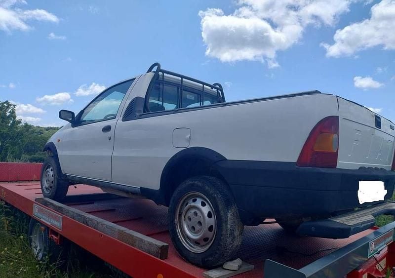 Usata Fiat Strada 95 CV (69 kW) 2001 Bianco Pick-up