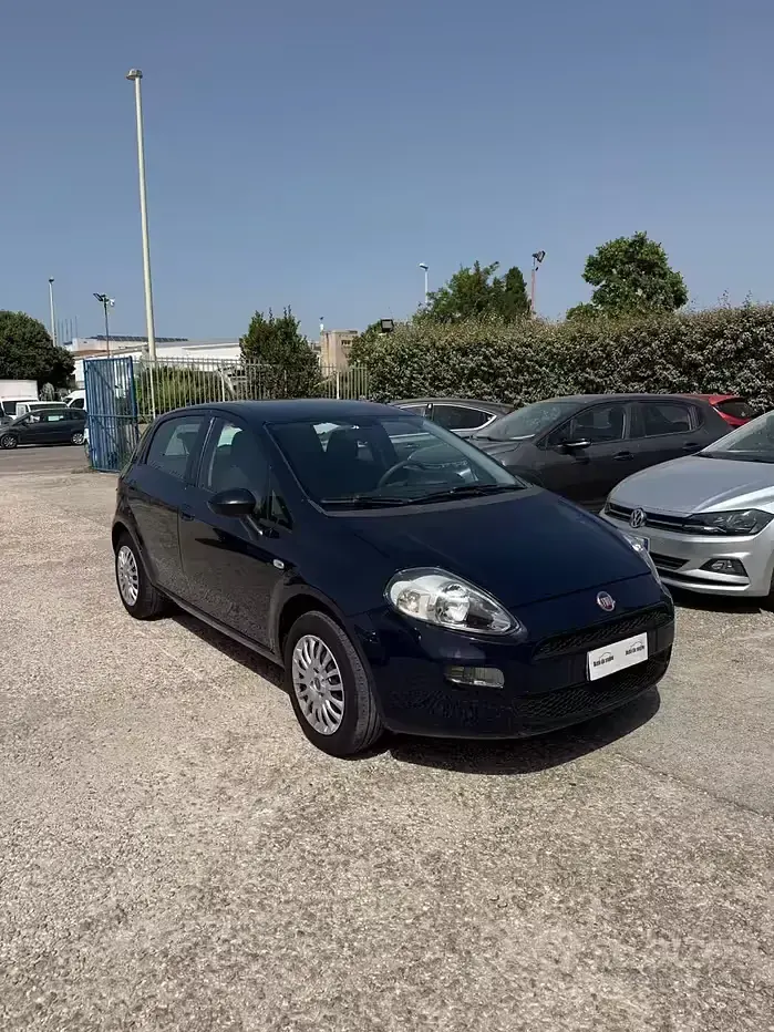 Usata Fiat Punto Lounge 69 CV (50 kW) 2015 Blu Utilitaria