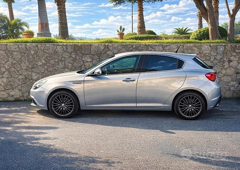 Grigio Usata 2013 Alfa Romeo Giulietta Tre volumi | 6700 € (Buon prezzo) - Immagine 1/4