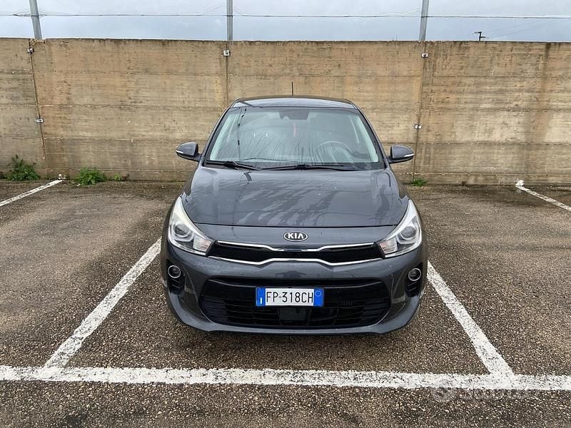 Usata Kia Rio 90 CV (66 kW) 2018 Grigio Berlina