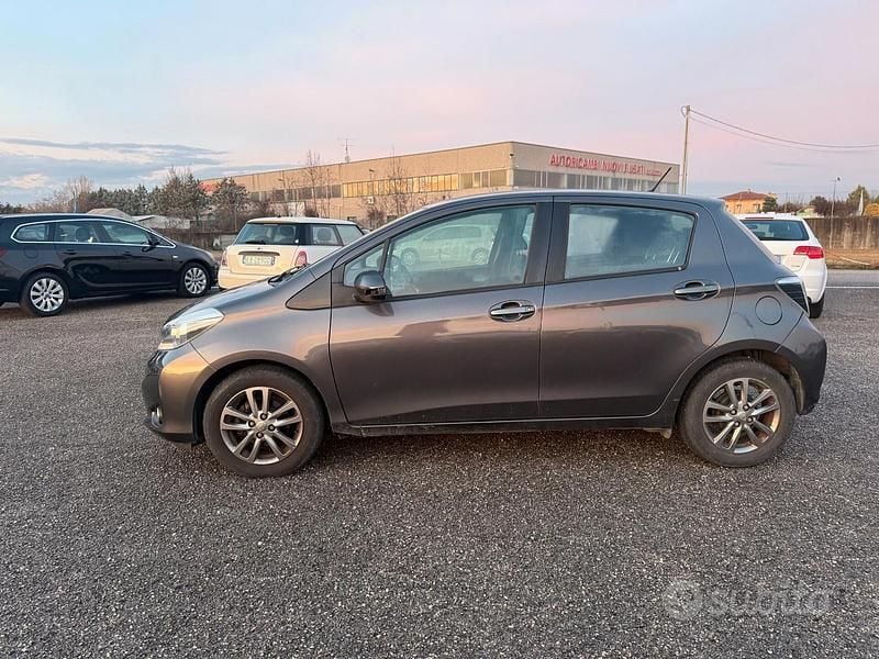 Usata Toyota Yaris Lounge 69 CV (50 kW) 2014 Grigio Berlina