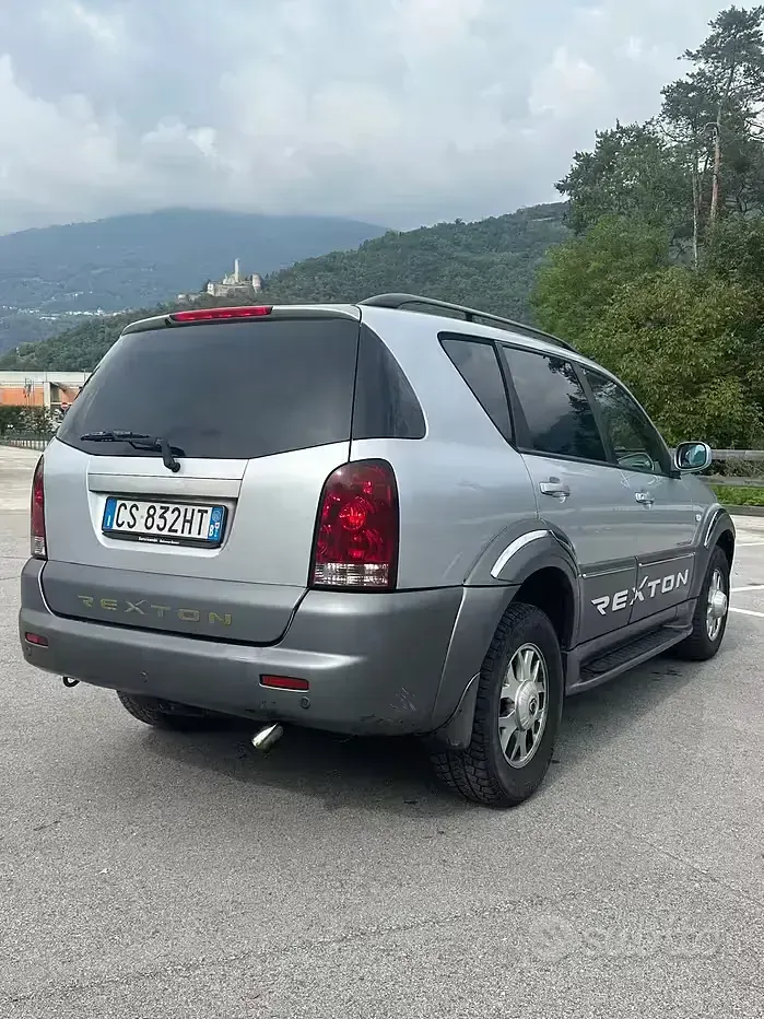 Usata SsangYong Rexton 165 CV (121 kW) 2005 Grigio SUV