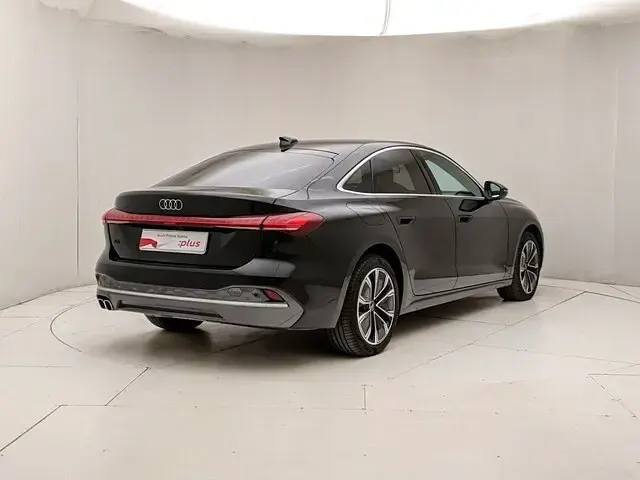Usata Audi A5 Sportback Advanced 204 CV (150 kW) 2025 Nero mythos metallizzato Utilitaria