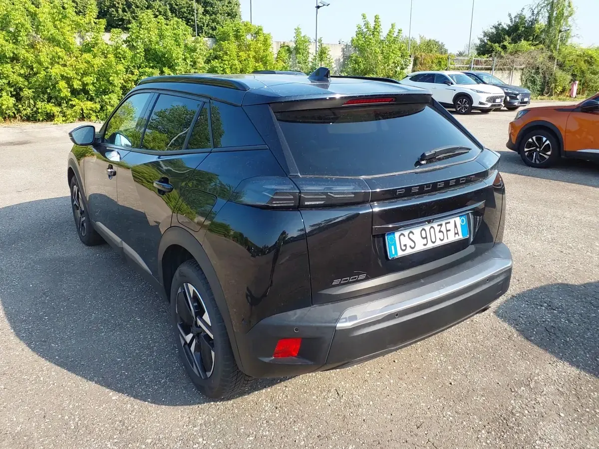 Usata Peugeot 2008 Allure 100 CV (73 kW) 2023 Nero perla SUV