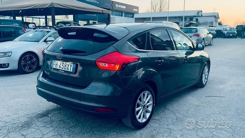 Usata Ford Focus Titanium 120 CV (88 kW) 2017 Grigio Berlina