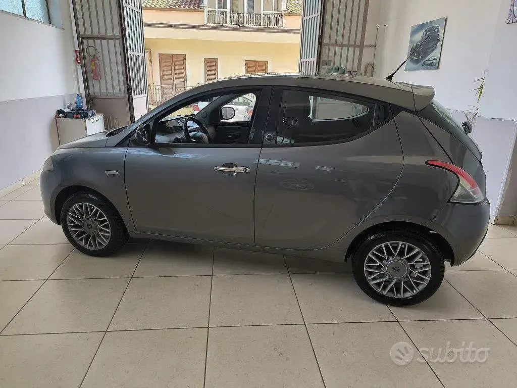Usata Lancia Ypsilon Silver 69 CV (50 kW) 2012 Grigio Utilitaria
