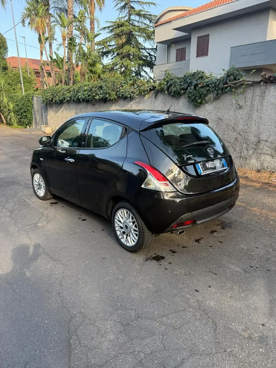 Usata Lancia Ypsilon Gold 95 CV (69 kW) 2015 Nero Utilitaria
