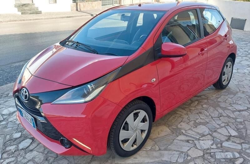 Usata Toyota Aygo Business Edition 69 CV (50 kW) 2017 Rosso Utilitaria
