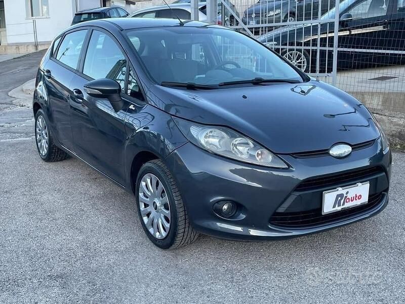 Usata Ford Fiesta 70 CV (51 kW) 2010 Grigio Utilitaria