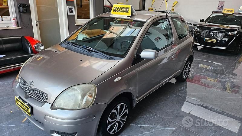 Usata Toyota Yaris 65 CV (47 kW) 2004 Grigio Berlina
