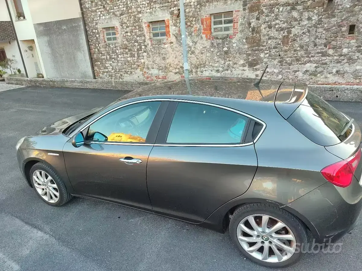 Usata Alfa Romeo Giulietta 170 CV (125 kW) 2010 Grigio Utilitaria
