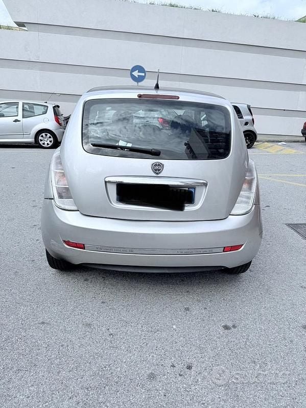 Usata Lancia Ypsilon 70 CV (51 kW) 2004 Grigio Utilitaria