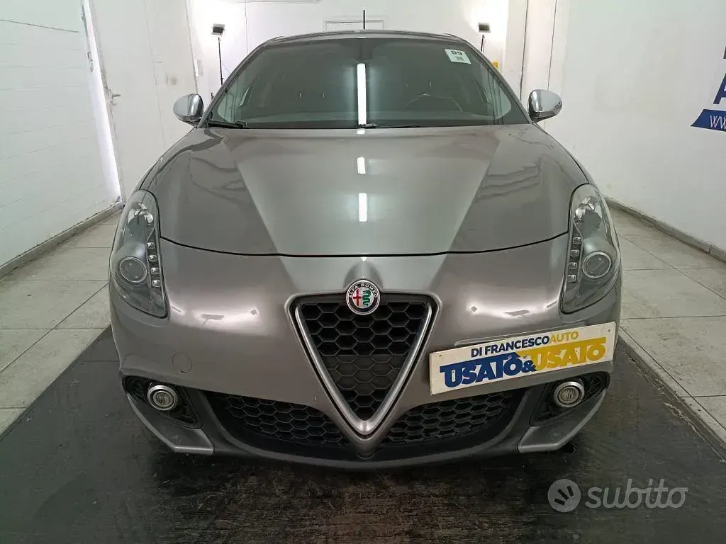 Usata Alfa Romeo Giulietta Super 120 CV (88 kW) 2017 Grigio metallizzato Utilitaria