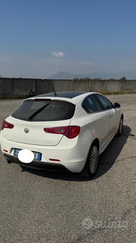 Bianco Usata 2010 Alfa Romeo Giulietta Quadrifoglio Due volumi | 6500 € (Buon prezzo) - Immagine 1/4