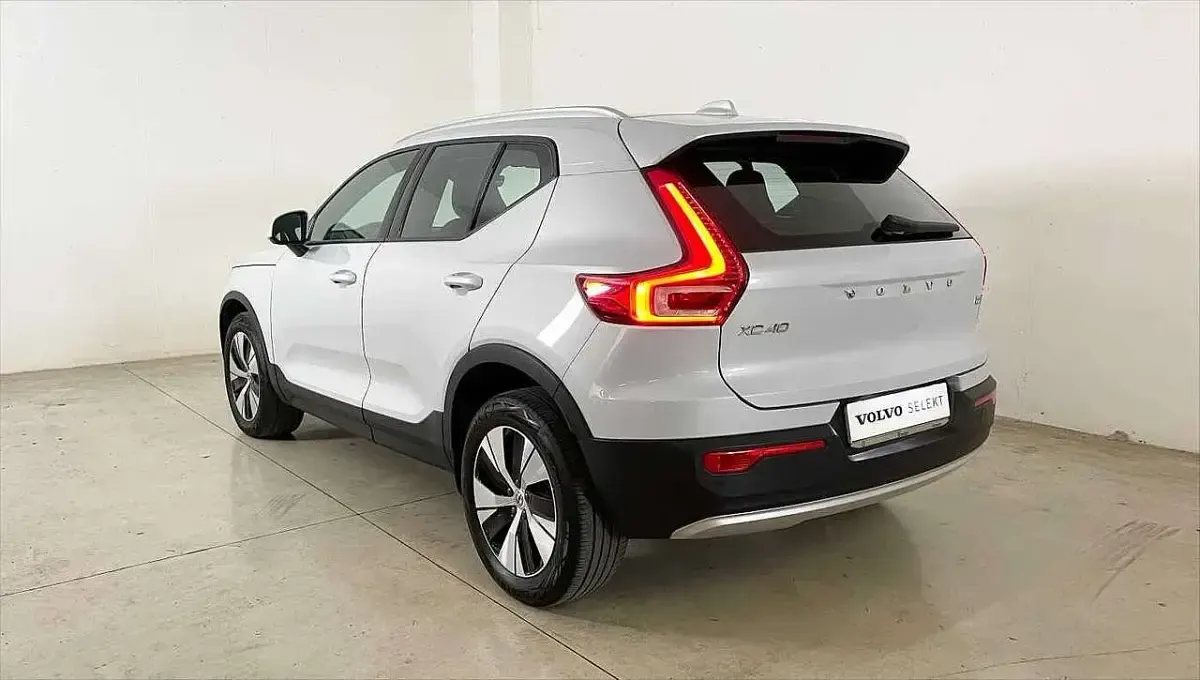 Usata Volvo XC40 Momentum 129 CV (94 kW) 2022 Glacier silver SUV