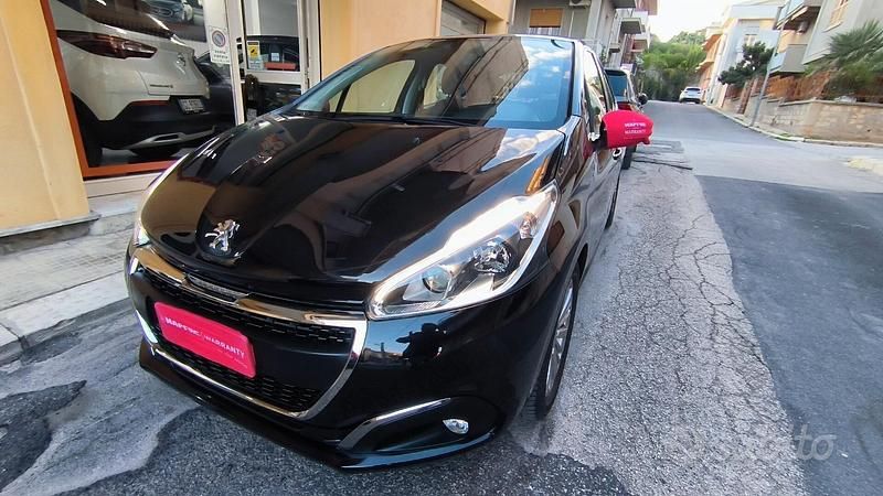 Usata Peugeot 208 Allure 83 CV (61 kW) 2019 Nero Utilitaria