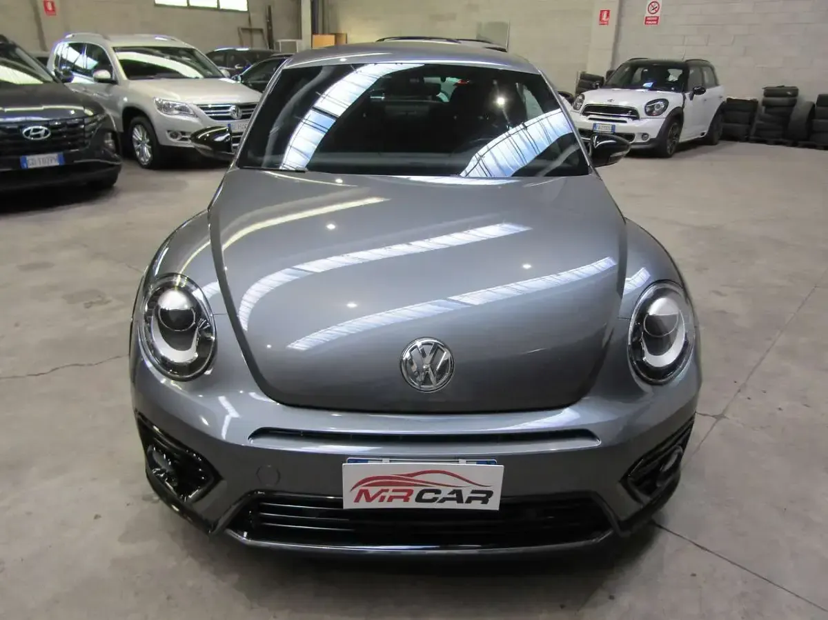 Usata VW Beetle R-line 150 CV (110 kW) 2018 Grigio scuro metallizzato Utilitaria