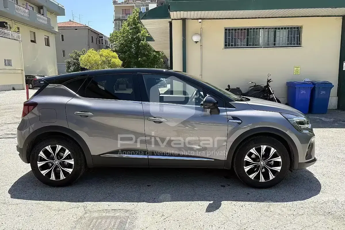 Usata Renault Captur Techno 101 CV (74 kW) 2023 Grigio SUV