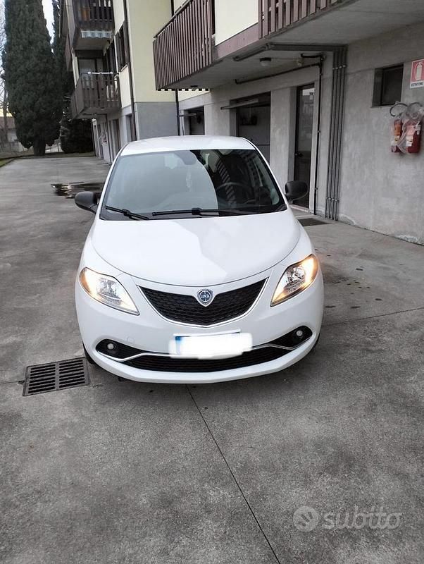 Usata Lancia Ypsilon 60 CV (44 kW) 2015 Bianco Utilitaria