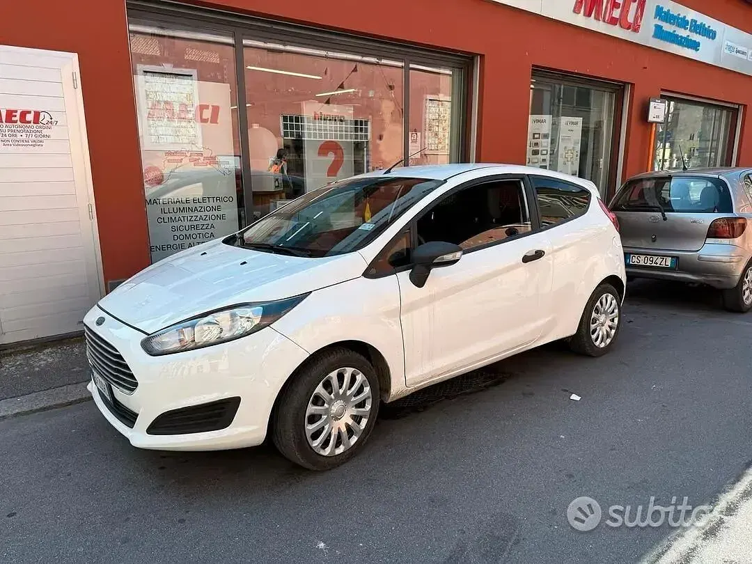 Usata Ford Fiesta Business Edition 75 CV (55 kW) 2014 Bianco Utilitaria
