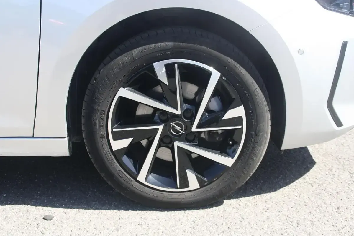 Usata Opel Corsa 100 CV (73 kW) 2025 Argento Utilitaria