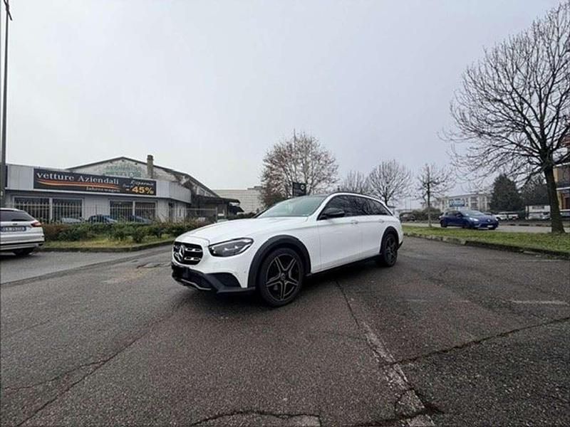 Bianco Usata 2022 Mercedes E220 All-Terrain Station wagon | 32.500 € (Buon prezzo) - Immagine 1/4