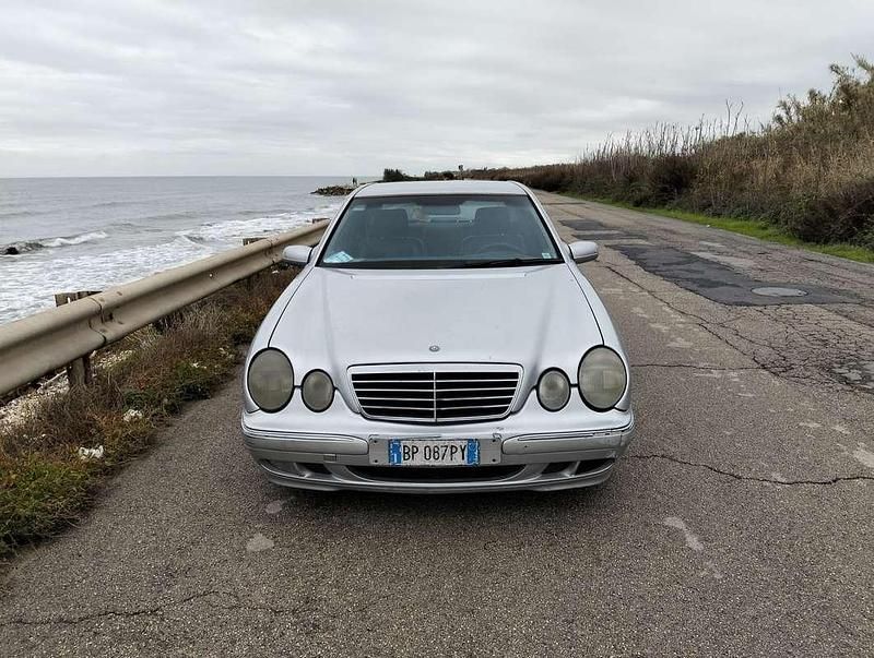 Usata Mercedes E320 Avantgarde 197 CV (144 kW) 2001 Argento Berlina