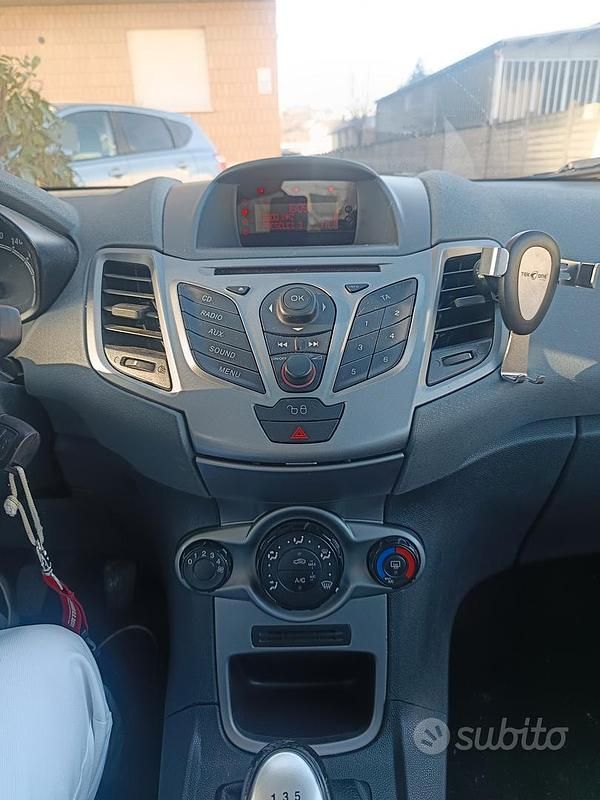 Usata Ford Fiesta 73 CV (53 kW) 2011 Nero Utilitaria
