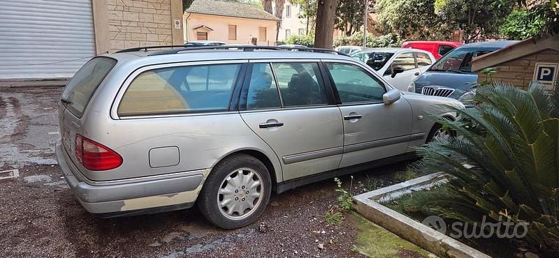 Usata Mercedes E200 136 CV (100 kW) 1997 Grigio Station wagon