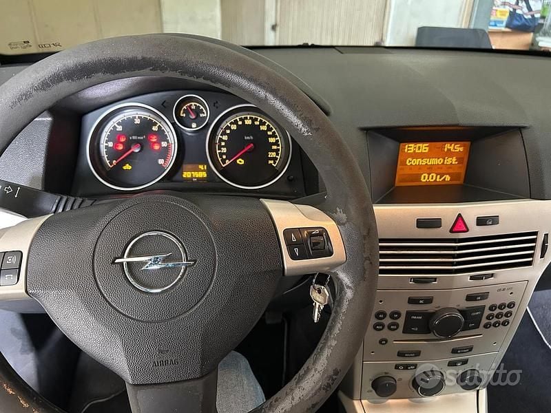 Usata Opel Astra GTC 90 CV (66 kW) 2007 Berlina