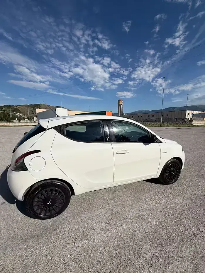 Usata Lancia Ypsilon Silver 69 CV (50 kW) 2015 Bianco Utilitaria