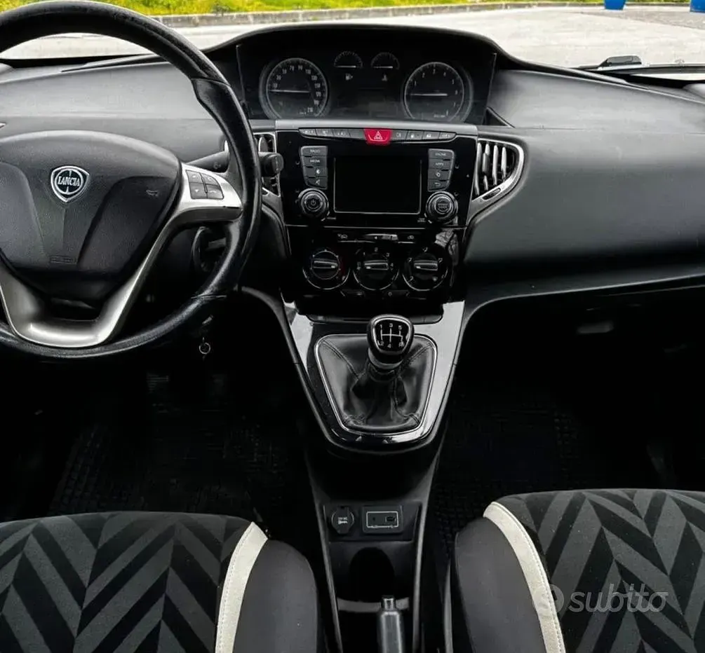 Usata Lancia Ypsilon 69 CV (50 kW) 2016 Grigio Utilitaria