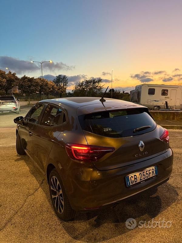 Usata Renault Clio V 86 CV (63 kW) 2020 Marrone Berlina