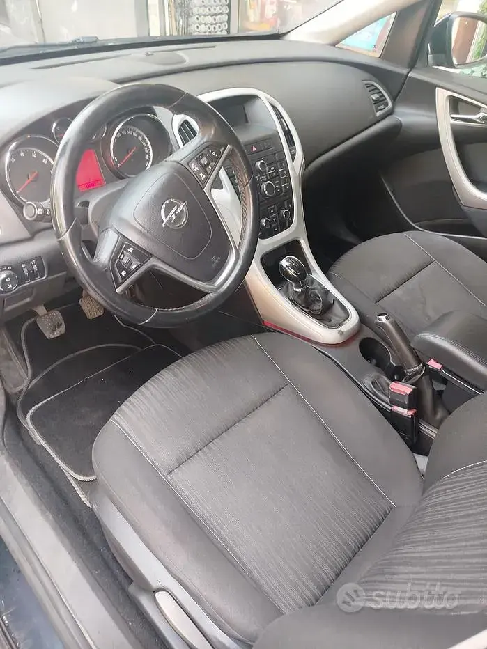 Käytetty Opel Astra 140 HP (102 kW) 2011 Musta Sedan
