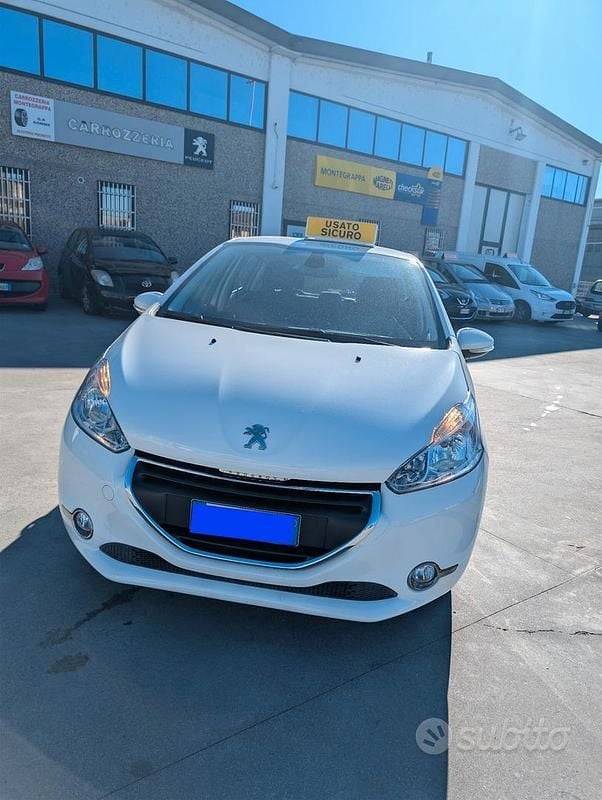 Usata Peugeot 208 Allure 81 CV (59 kW) 2015 Bianco Utilitaria