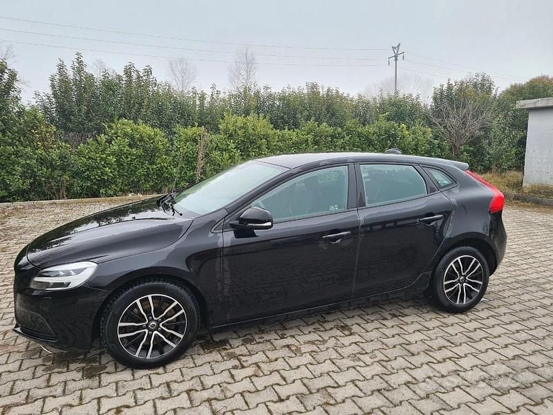 Usata Volvo V40 Plus 120 CV (88 kW) 2019 Nero Berlina