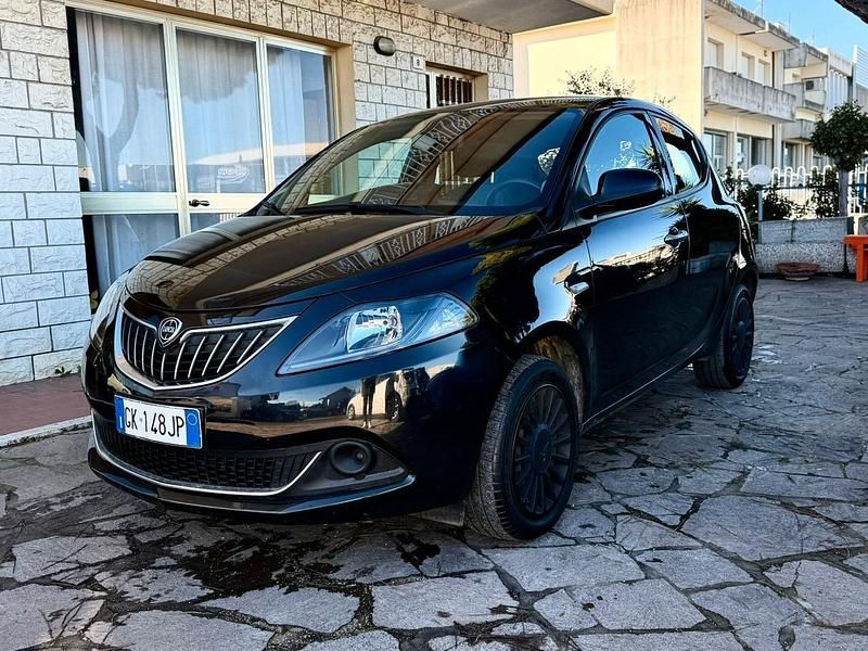 Usata Lancia Ypsilon Silver 69 CV (50 kW) 2022 Nero Utilitaria