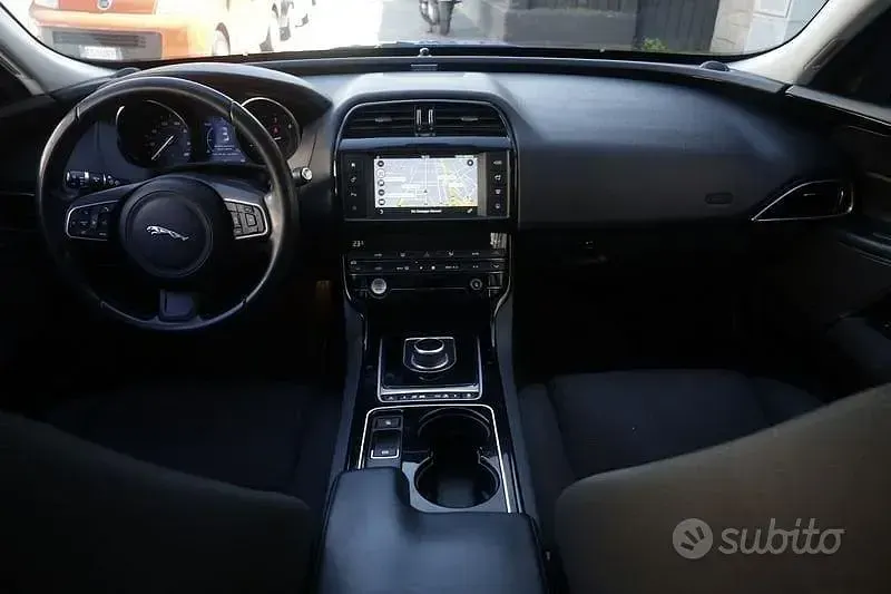 Usata Jaguar XE Portfolio 180 CV (132 kW) 2016 Blu Berlina