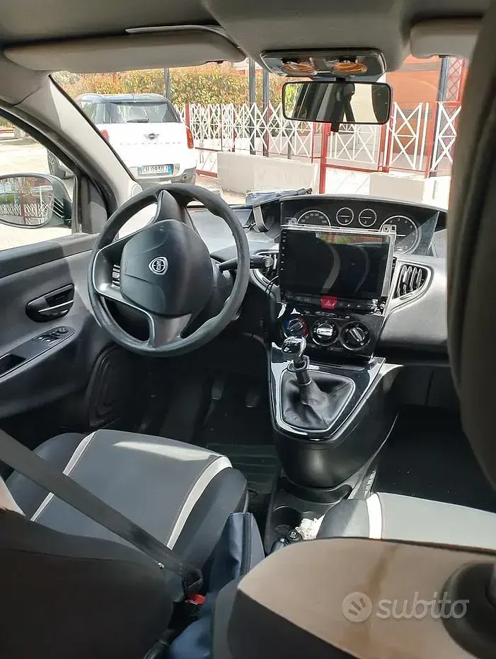 Usata Lancia Ypsilon 80 CV (58 kW) 2015 Grigio Utilitaria