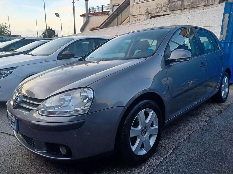 Grigio Usata 2006 VW Golf V Trendline Tre volumi | 3900 € (Buon prezzo) - Immagine 1/4