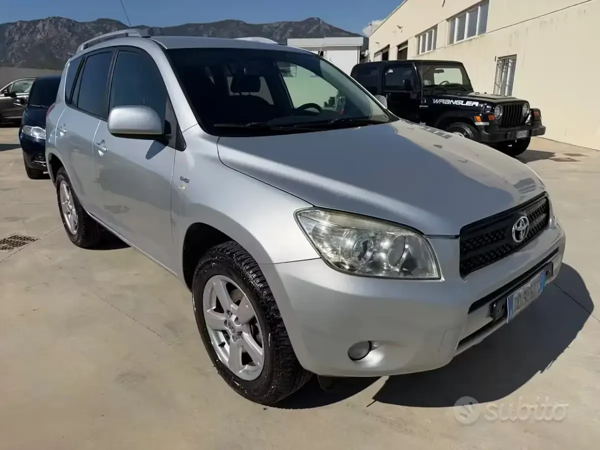 Usata Toyota RAV4 Luxury 136 CV (100 kW) 2006 Grigio SUV