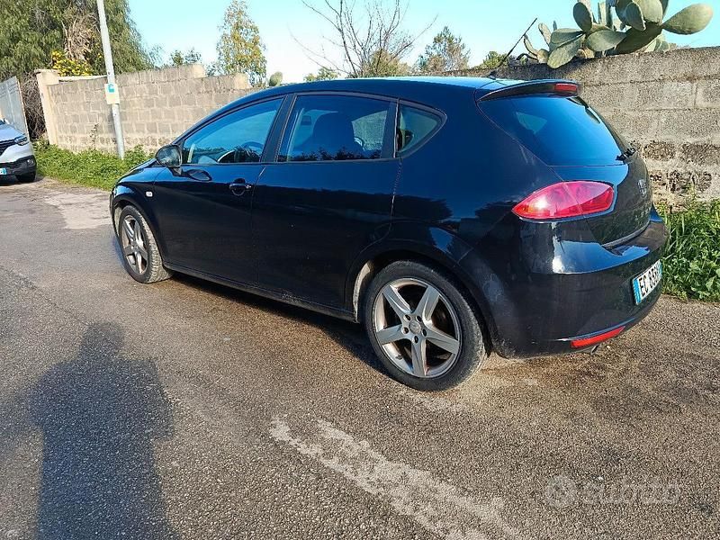 Usata Seat Leon 105 CV (77 kW) 2010 Nero Berlina